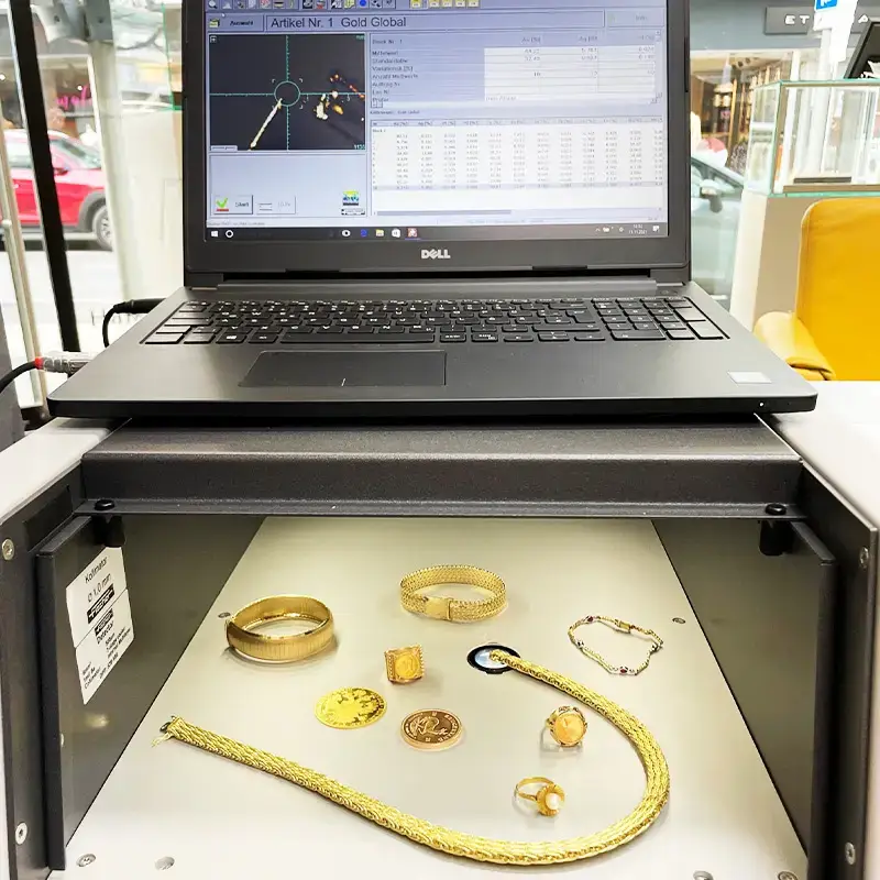 Goldschmuck wird mit einem Röntgenfluoreszenz-Analysegerät auf seinen Edelmetallgehalt geprüft