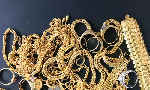 Goldschmuck aus Ketten, Ringen und Armbändern zum Goldankauf
